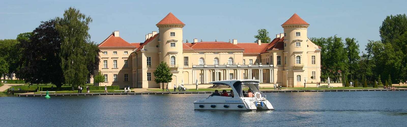 Motorboot vor Schloss Rheinsberg,
        
    

        Foto: Tourismusverband Ruppiner Seenland e.V./Judith Kerrmann