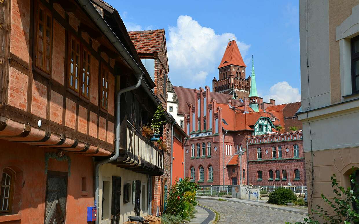 Die sanierten Gerberhäuser an der Uferstraße – im Hintergrund das alte Elektrizitätswerk