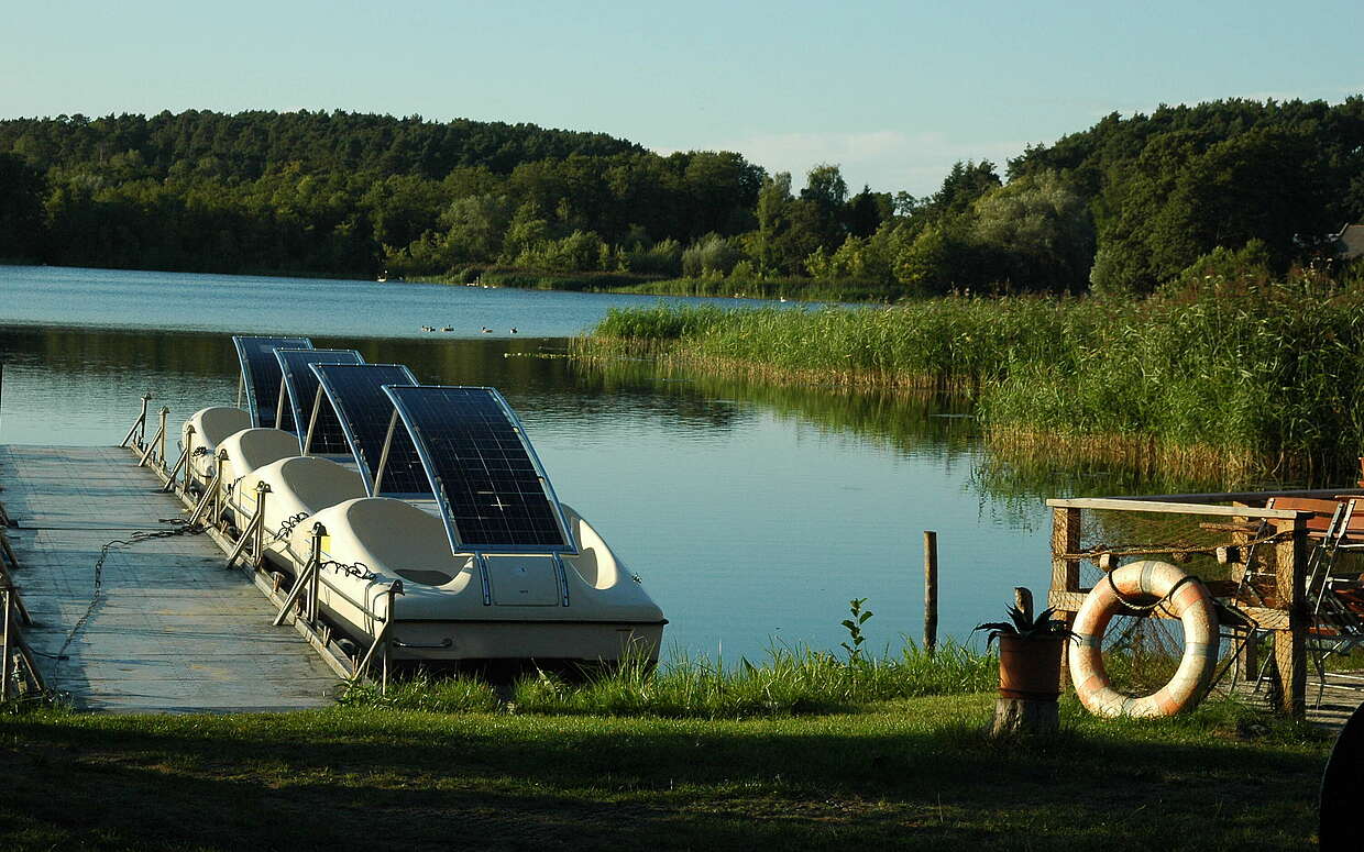 Wasser-Erlebnis der besonderen Art: In Lychen besteht die Möglichkeit, besonders umweltfreundlich eine Tour mit modernen Solarbooten auf dem See zu unternehmen.
