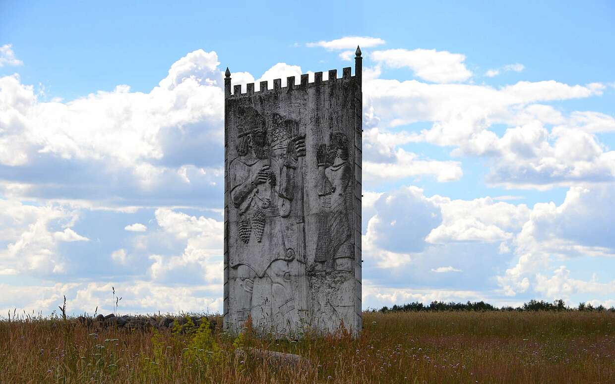 Das Relief, dass den Vegetationsgott und König Warpulawa zeigt, stammt von einem polnischen Künstler.