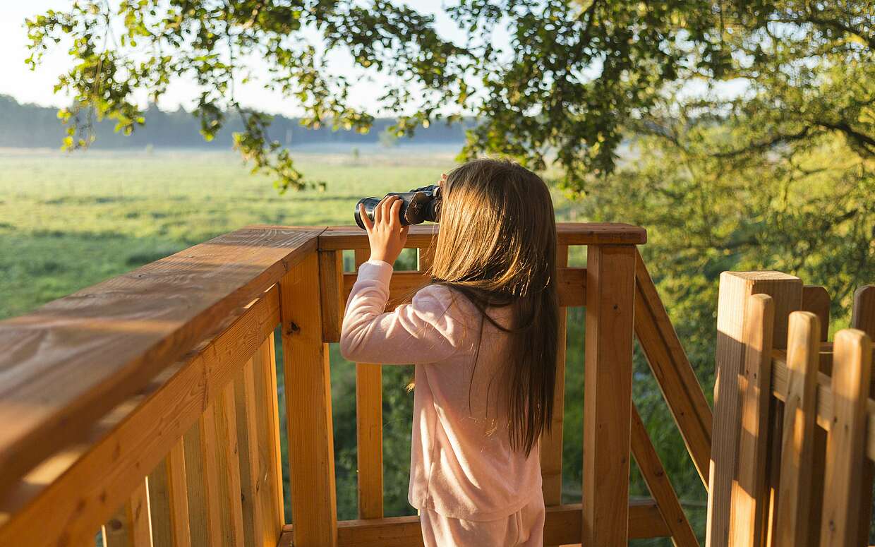 Mit dem Fernglas in die Weite schauen, Foto: TMB-Fotoarchiv/ Steffen Lehmann