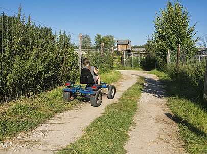 Mit dem Tretauto auf Entdeckungstour.