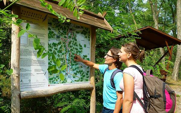 Wanderer an der Infotafel