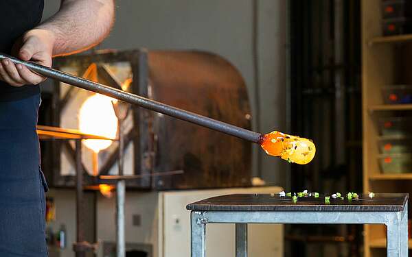 Glasmacher in Baruther Glashütte bei der Arbeit