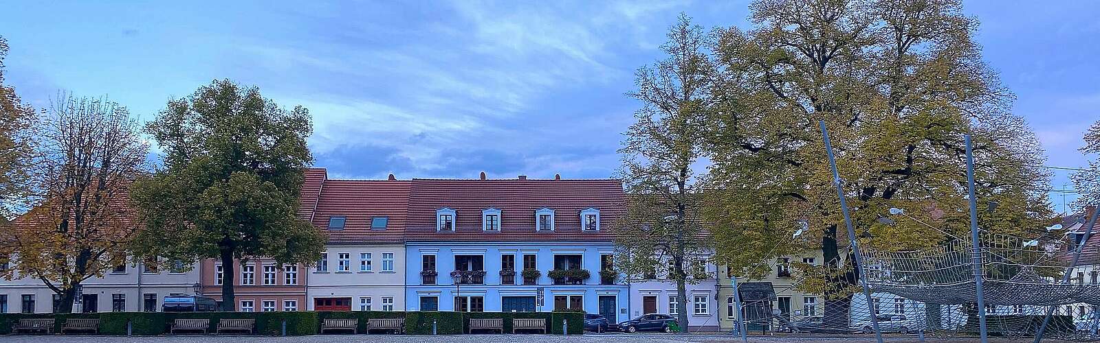 Häuserfront am Neuen Markt in Neuruppin,
            
        
                Picture: Tourismusverband Ruppiner Seenland e.V./Andrea Krumnow