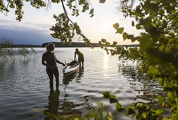 Pärchen mit Kanu am Stechlinsee