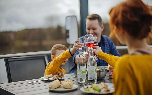 Familienessen auf dem Hausboot