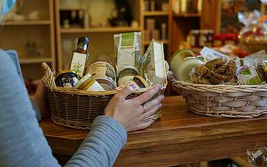 Präsentkorb mit regionalen Produkten