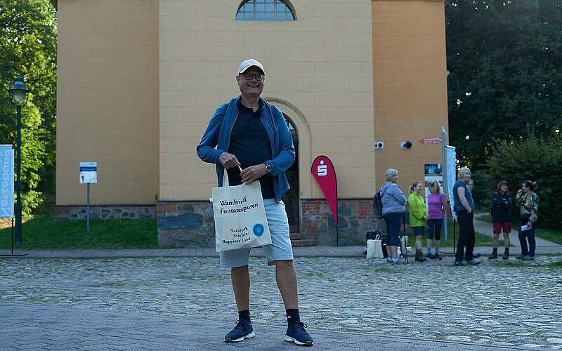 



    
        
                Teilnehmer des Fontane-Wandermarathons,
            
        
                Foto: Tourismusverband Ruppiner Seenland e.V./Thomas Janowitz
            
    
