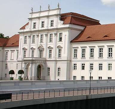 Schloss Oranienburg vom Wasser aus