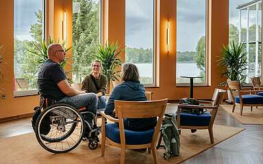 Gäste in der Hotellobby des Seehotels Rheinsberg