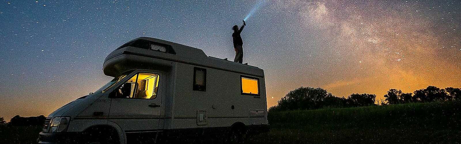 Wohnmobil unter Sternenhimmel,
            
        
                Foto: Tourismusverband Ruppiner Seenland e.V./Thomas Janowitz