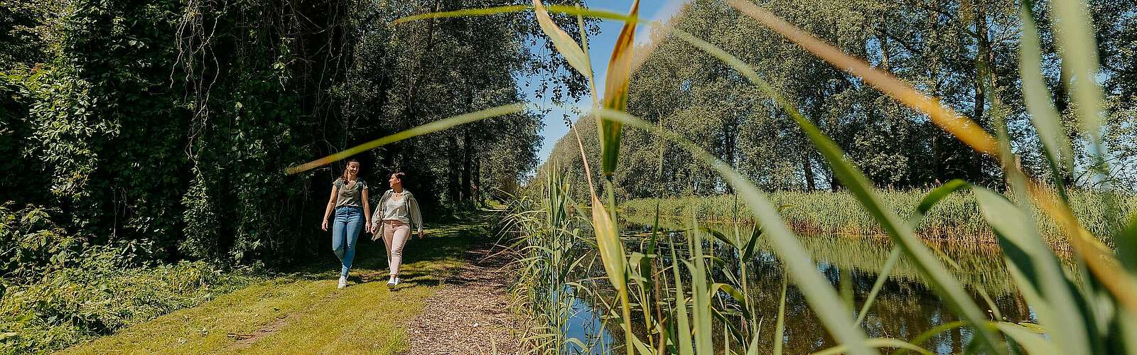 Spaziergang am Kremmener Rhin,
            
        
                Foto: Tourismusverband Ruppiner Seenland e.V./Julia Nimke