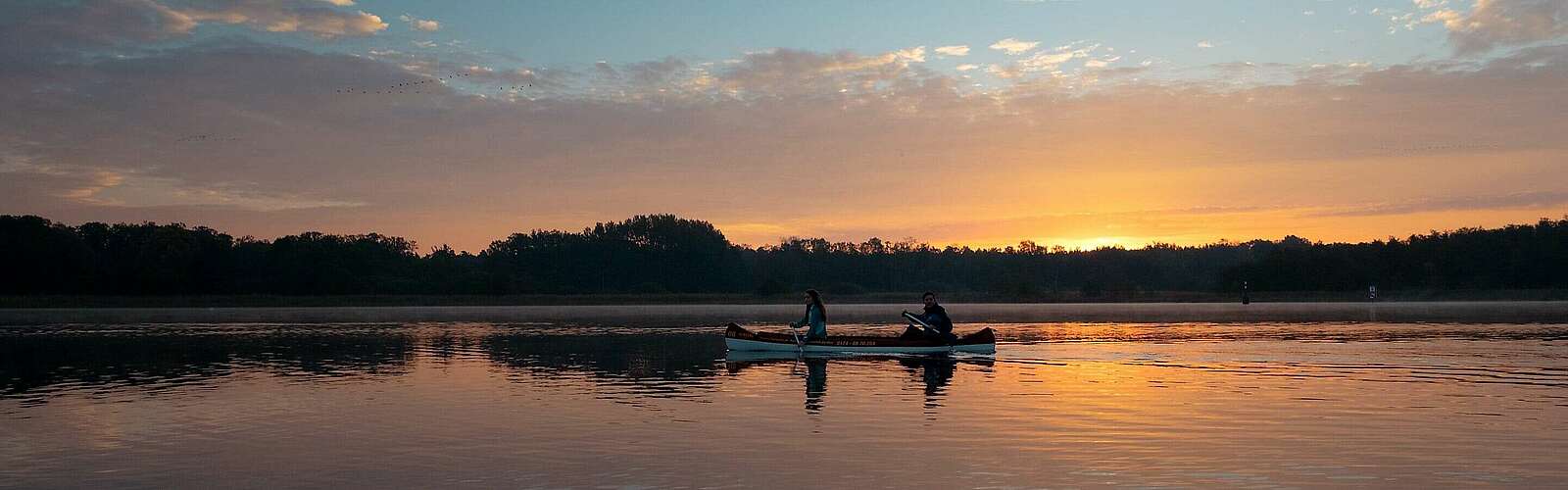Kanutour bei Sonnenuntergang (Gefördert aus Mitteln des Bundes und des Landes Brandenburg im Rahmen der Gemeinschaftsaufgabe: „Verbesserung der regionalen Wirtschaftsstruktur“ – GRW-Infrastruktur),
            
        
                Foto: Tourismusverband Ruppiner Seenland e.V./Yannick Schuster