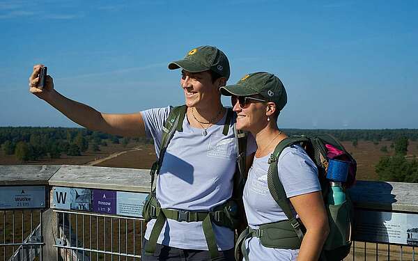 Wanderinnen mit Fontane-Wandermarathon-Shirt, 2023