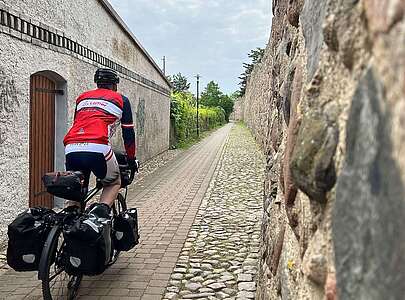 Radfahrer an der Stadtmauer von Gransee