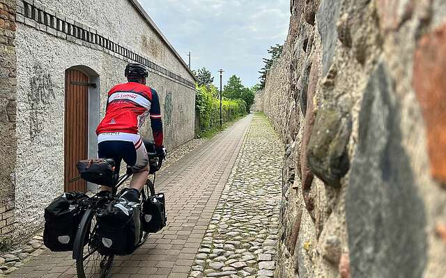 Radfahrer an der Stadtmauer von Gransee