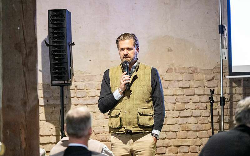 



    
        
                Malte Voigt, Geschäftsführer des Spargelhof Kremmens,
            
        
                Foto: Tourismusverband Ruppiner Seenland e.V./Henry Mundt
            
    
