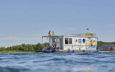 Barrierefreie Hausboottour mit Kuhnle Tours