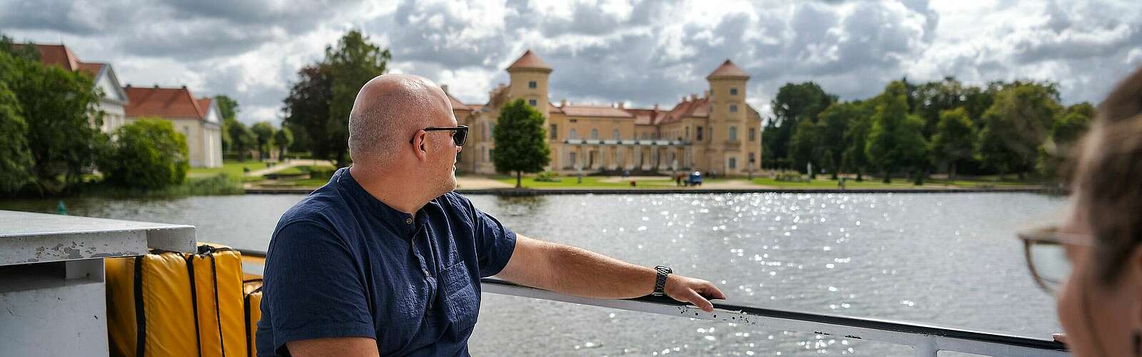 Blick vom Ausflugsschiff aufs Schloss Rheinsberg,
            
        
                Foto: Tourismusverband Ruppiner Seenland e.V./Madlen Krippendorf