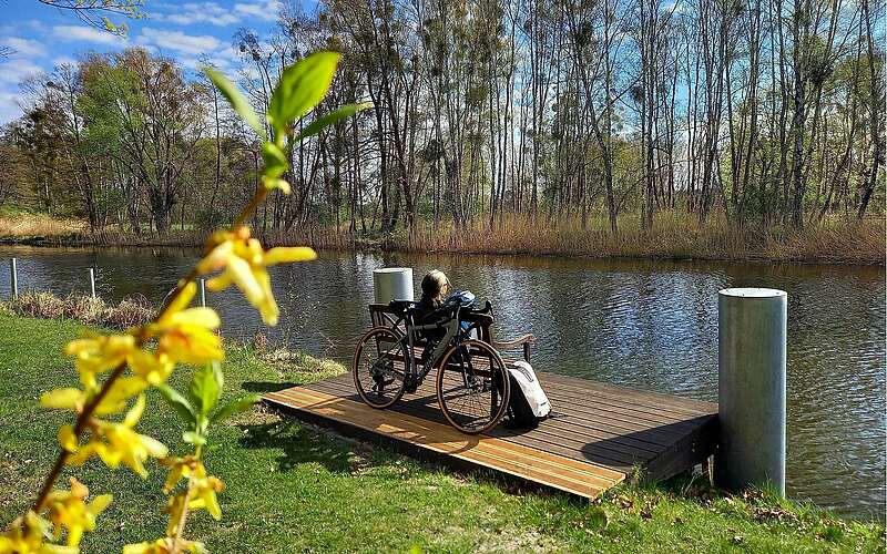 



    
        
                Pause auf einer Bank an der Marina Alter Hafen im Ziegleipark Mildenberg,
            
        
                Foto: Tourismusverband Ruppiner Seenland e.V./Michelle Engel
            
    
