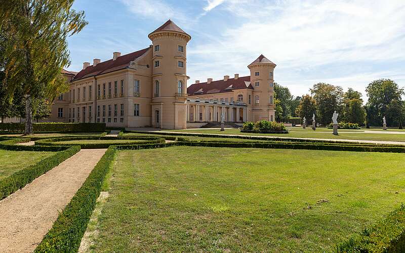 



    
        
                Schloss Rheinsberg,
            
        
                Foto: TMB Tourismus-Marketing Brandenburg GmbH/Steffen Lehmann
            
    
