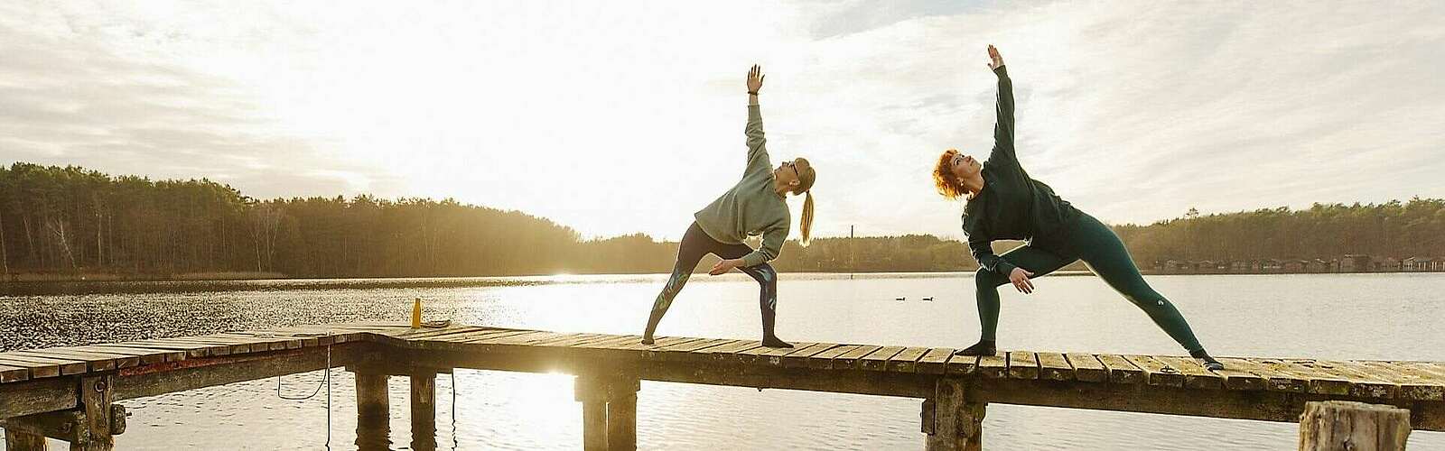 Yoga auf dem Steg am See,
            
        
                Foto: Tourismusverband Ruppiner Seenland e.V./Julia Nimke