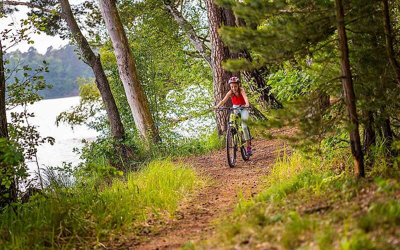 Mädchen auf Fahrrad am Sidowsee
