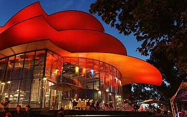 Außenansicht des Hans Otto Theaters