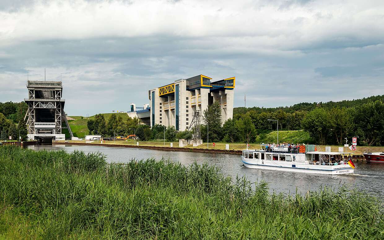 Altes (links) und neues Schiffshebewerk in Niederfinow