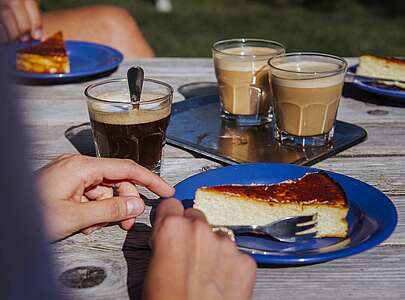 Kaffee und Kuchen bei Sonnenschein