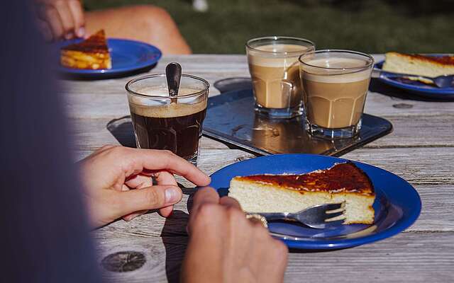 Kaffee und Kuchen bei Sonnenschein