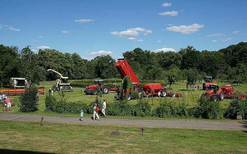 



    
        
                Technikschau in Schwante zur Brandenburger Landpartie,
            
        
                Foto: pro agro e.V./Kein Urheber bekannt
            
    
