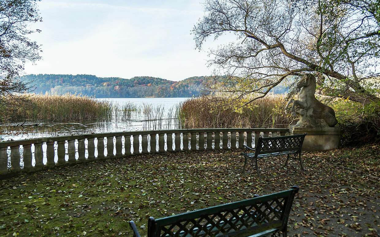 Auf der Seeterrasse des Brecht-Weigel-Hauses