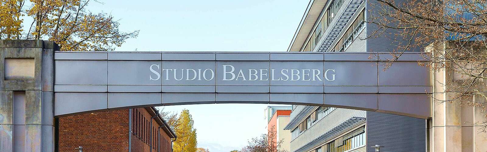 Eingangstor des Filmstudio Babelsberg,
            
        
                Foto: TMB Tourismus-Marketing Brandenburg GmbH/Yorck Maecke