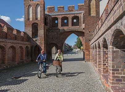Radfahrer am Stadttor von Jüterbog