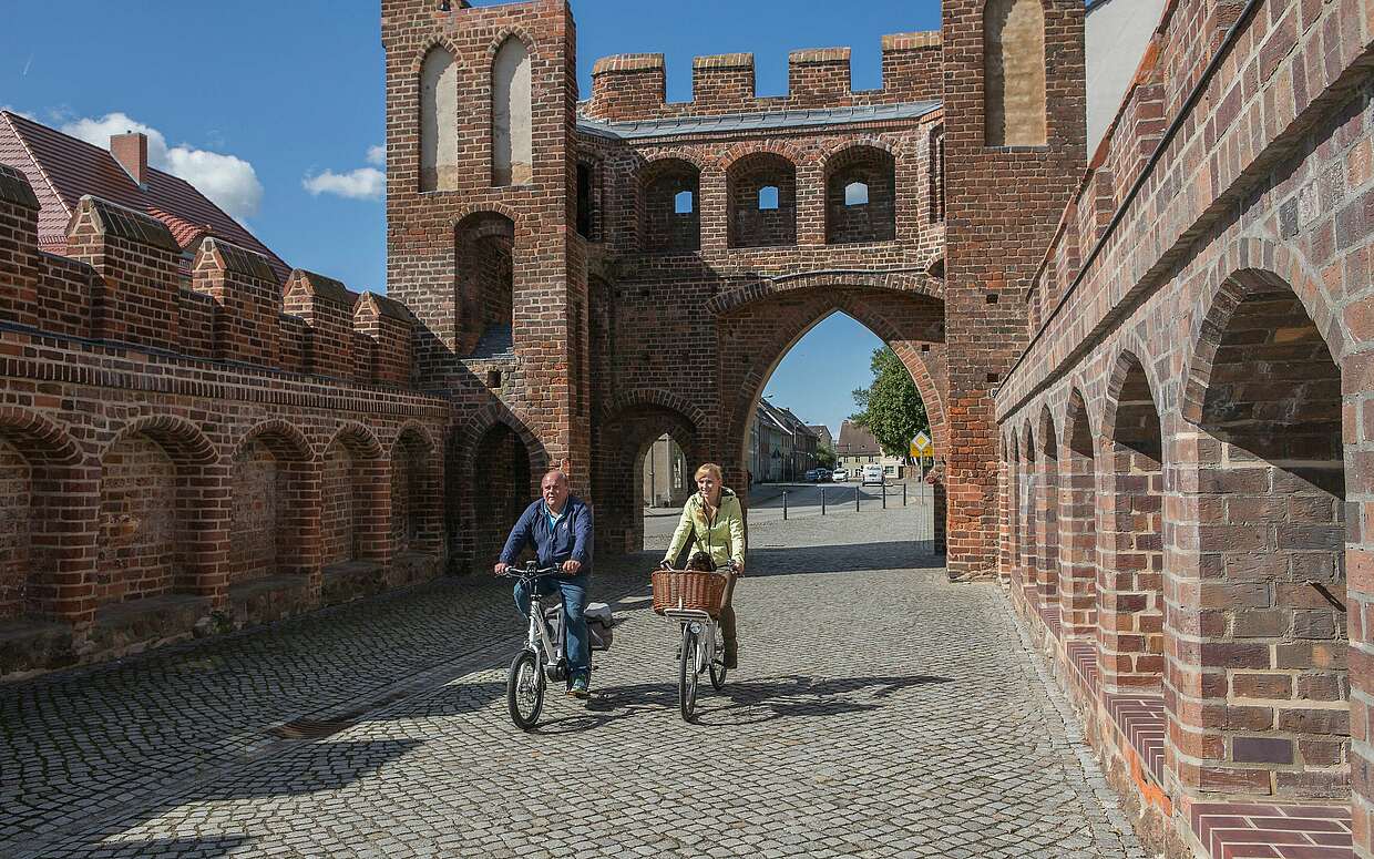 War früher streng bewacht, heute radelt man einfach durch: ein Stadttor in Jüterbog.