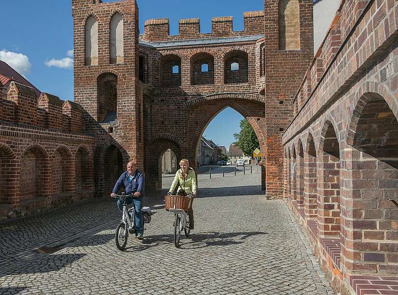 Radfahrer am Stadttor von Jüterbog