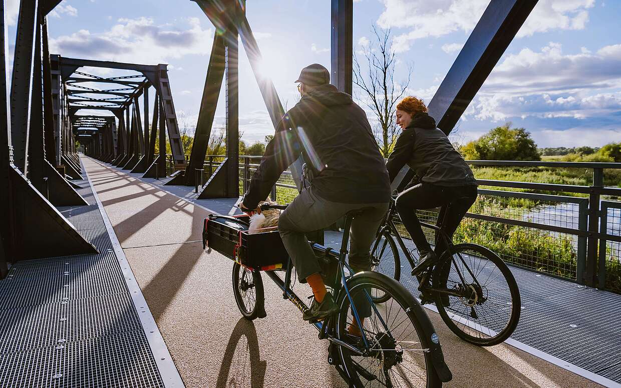 Radfahrer an der Europabrücke