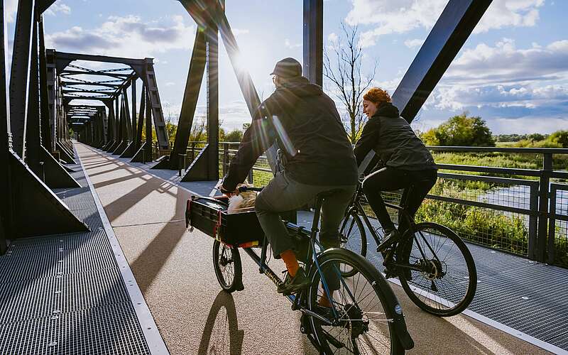 



    
        
                Radfahrer an der Europabrücke,
            
        
                Foto: TMB Tourismus-Marketing Brandenburg GmbH/Madlen Krippendorf
            
    
