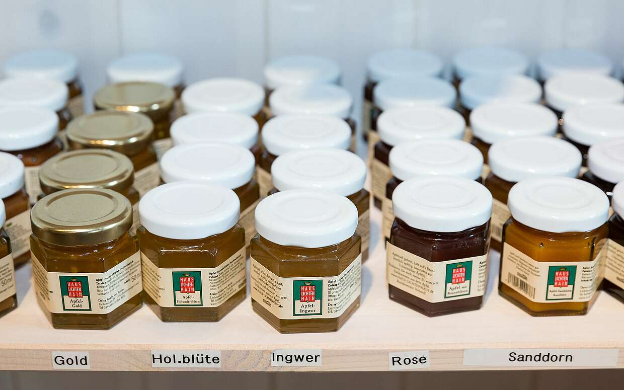 Im kleinen Hofladen im Haus Lichtenhain in der Uckermark gibt es viele köstliche Apfelprodukte: unter anderem Konfitüren und Chutneys.