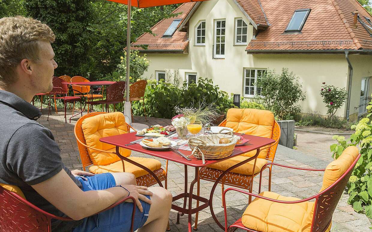 Frühstück auf Terrasse im Landhaus Himmelpfort