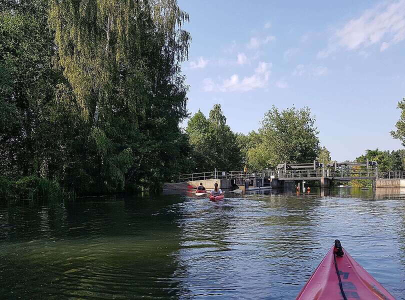 Mit den Kajaks durch die Schleuse