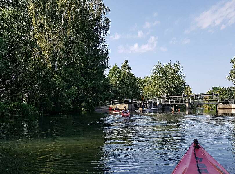 Mit den Kajaks durch die Schleuse
