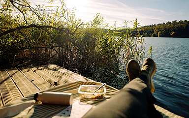 Pause am See auf dem 66-Seen-Wanderweg