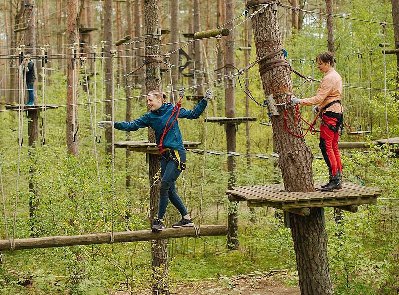 Mutter und Tochter klettern im Kletterwald Schorfheide