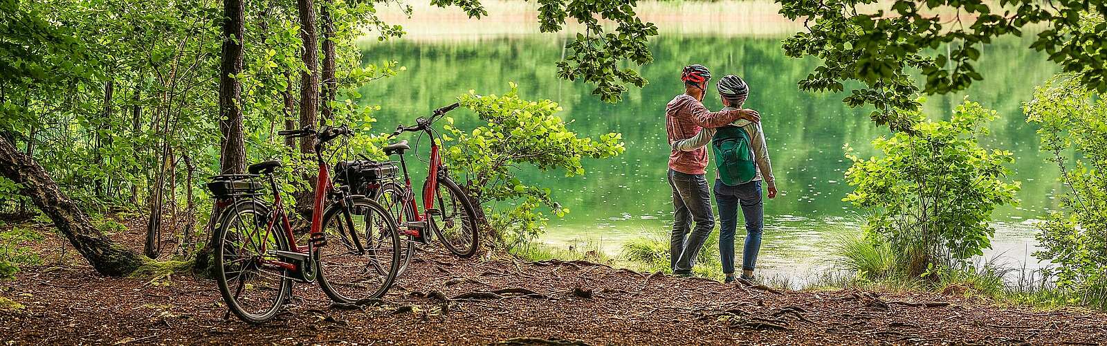 Radfahrer machen Pause und schauen auf den Trünnensee,
        
    

        Foto: Fotograf / Lizenz - Media Import/Markus Tiemann