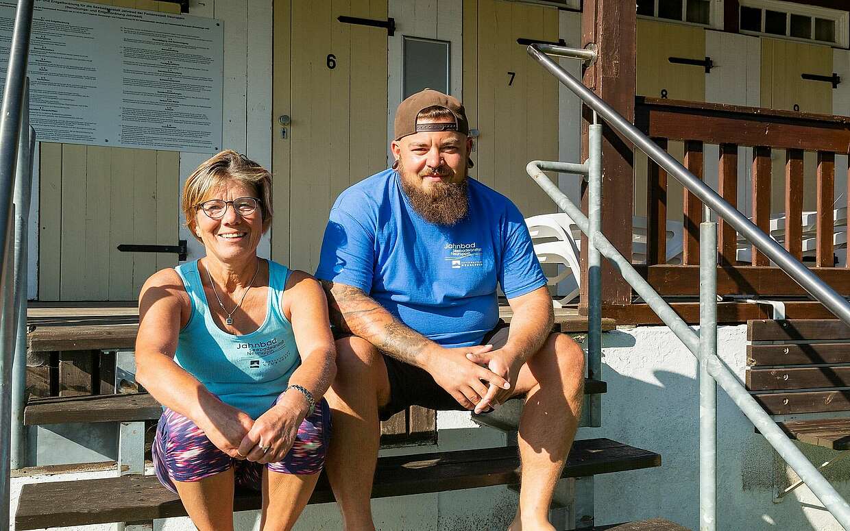Bademeisterin Marlen Steiner und Sohn Philipp Steiner im Jahnbad Neuruppin