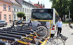 Ausflugsbus 794 mit Fahrradanhänger in Neuruppin