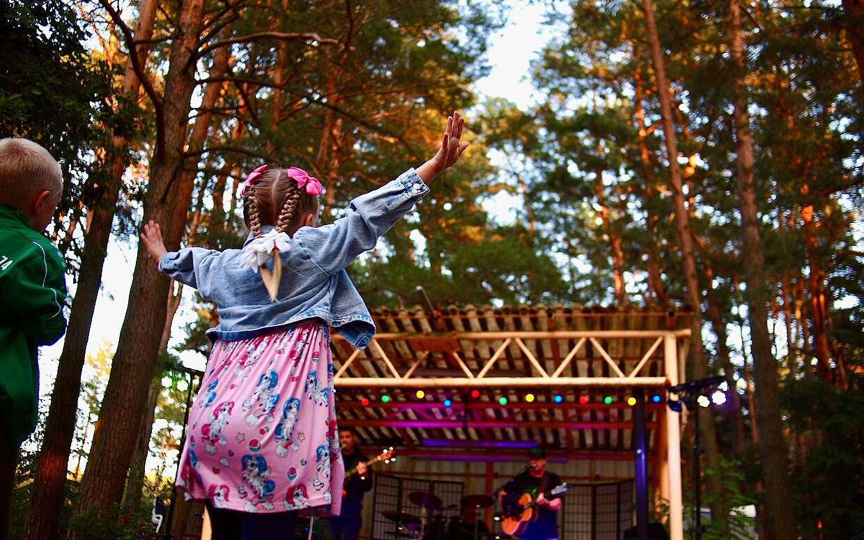 Mädchen tanzt vor einer Bühne